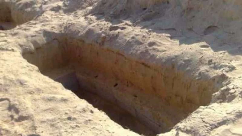 رجل يُحشر في قبر مفتوح أثناء دفن قريبه!