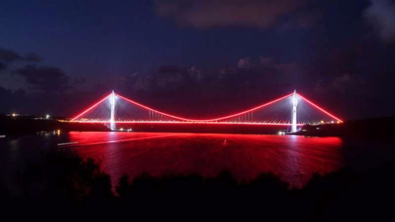 بالصور.. أضواء جسر "السلطان سليم" في الليلة الأولى من افتتاحه
