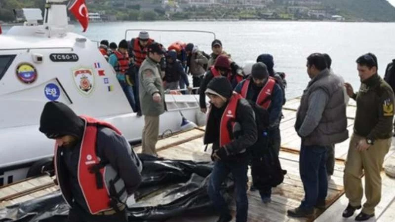 غالبيتهم سوريون.. تركيا توقف 42 لاجئاً في بحر إيجه 