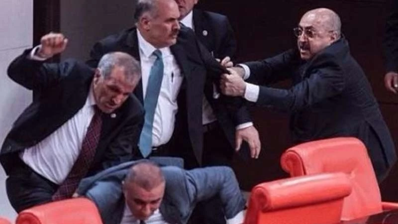 إقرار مادتين وعراك في البرلمان التركي على خلفية تعديل الدستور