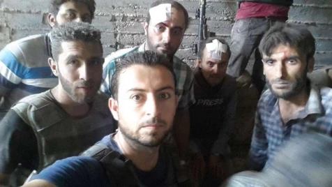 بالفيديو ..النظام يستهدف فريق "أورينت" أثناء تغطيتهم لمعارك حلب  