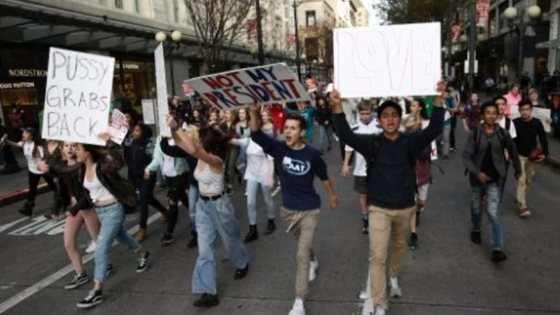 مئات التلامذة في شوارع نيويورك يهتفون "لا للعنصريين"