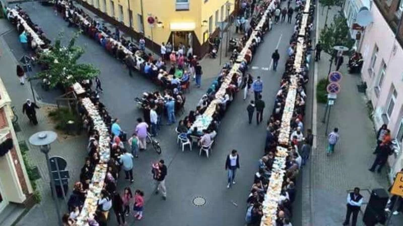 إفطار جماعي في شوارع هانوفر الألمانية