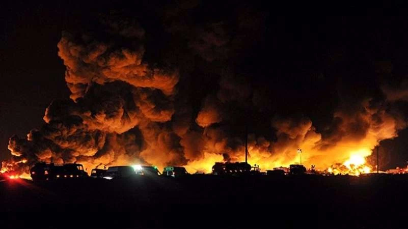 بالفيديو والصور ..انفجار ضخم داخل أكبر مصافي النفط في إيران