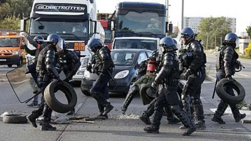 تصاعد حدة الاحتجاجات ضد الحكومة الفرنسية 