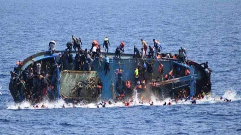 بالصور.. خفر السواحل الإيطالي يُنقذ 500 لاجئ من الغرق 