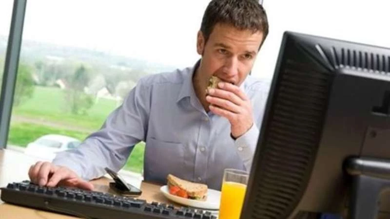 كيف تضمن سلامة وجبات الطعام في مكان العمل؟