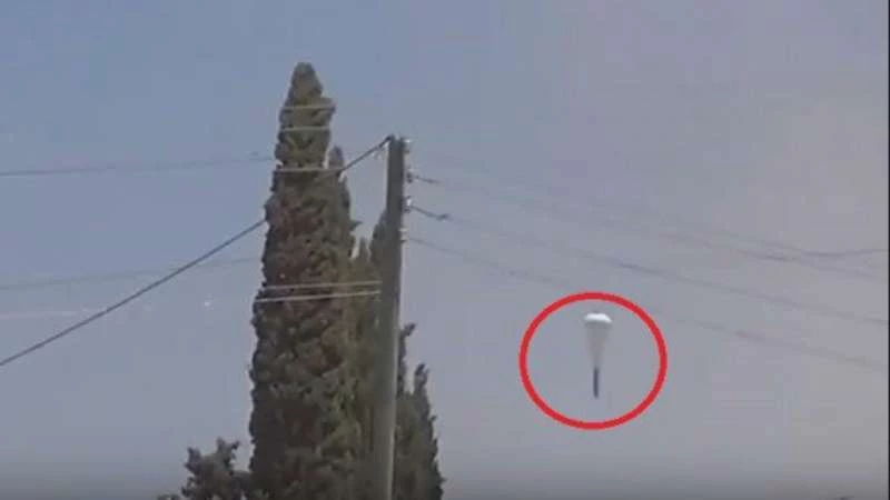 للمرة الأولى..الأسد يقصف إدلب بصواريخ محمولة بالمظلات (صور)