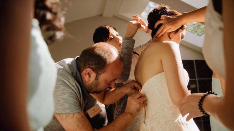 سوري ينقذ عروساً كندية من موقف محرج قبيل بدء زفافها