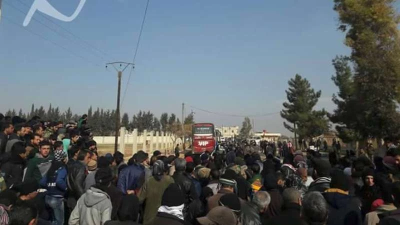 النظام يواصل التهجير.. خروج 160 شخصاً من بلدة زاكية باتجاه إدلب