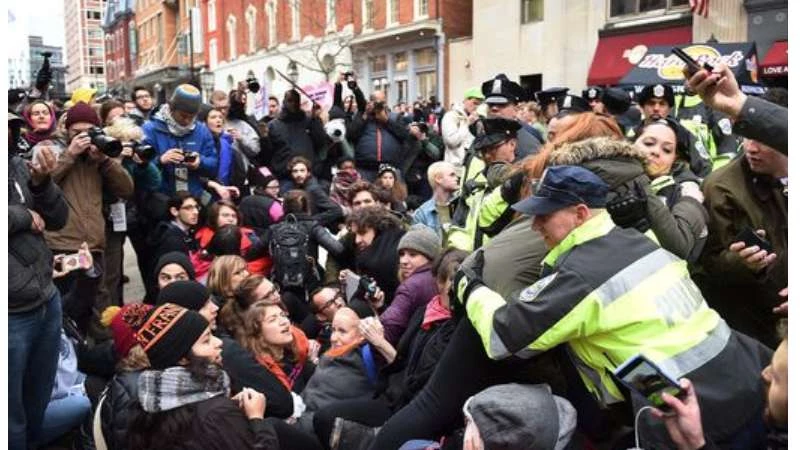 انطلاق مراسم تنصيب ترامب.. واشتباكات بين الشرطة الأمريكية ومتظاهرين