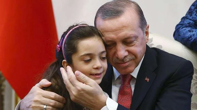 بالصور.. أردوغان يستقبل الطفلة "بانة العابد"