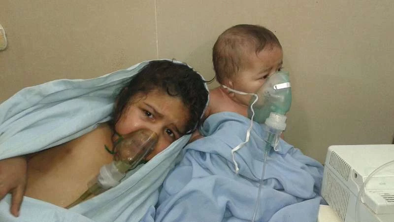 الأسد يخنق أطفال حلب بغاز الكلور السام 
