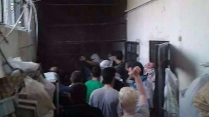 معتقلو سجن حماة يفرجون عن قائد شرطة النظام