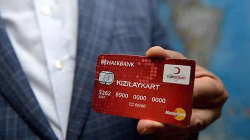 الهلال الأحمر التركي يبدأ توزيع بطاقات الدعم على السوريين 