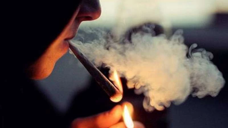 شاب يقتل صديقه لأنه علمه التدخين!