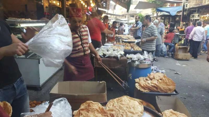 الغلاء يحرم السوريين من أطعمة ومشروبات خاصة في شهر رمضان 