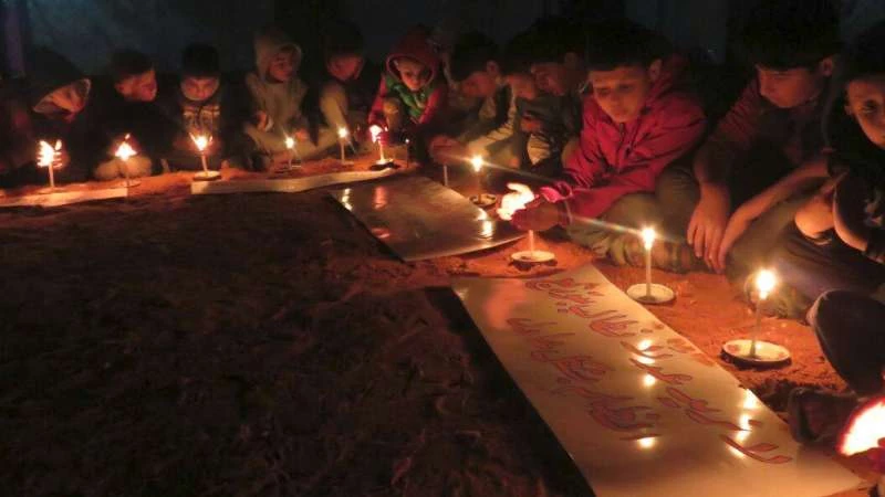 أطفال الشهداء في سرمدا يُضيئون الشموع حزناً على خان شيخون