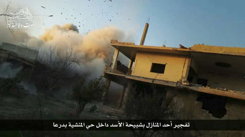 درعا.. تفجير بناء تتحصن بداخله قوات النظام في حي المنشية 