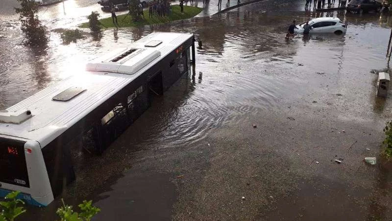 الأمطار الصيفية تباغت إسطنبول للمرة الثانية وتحذيرات من موجة جديدة في 4 مناطق