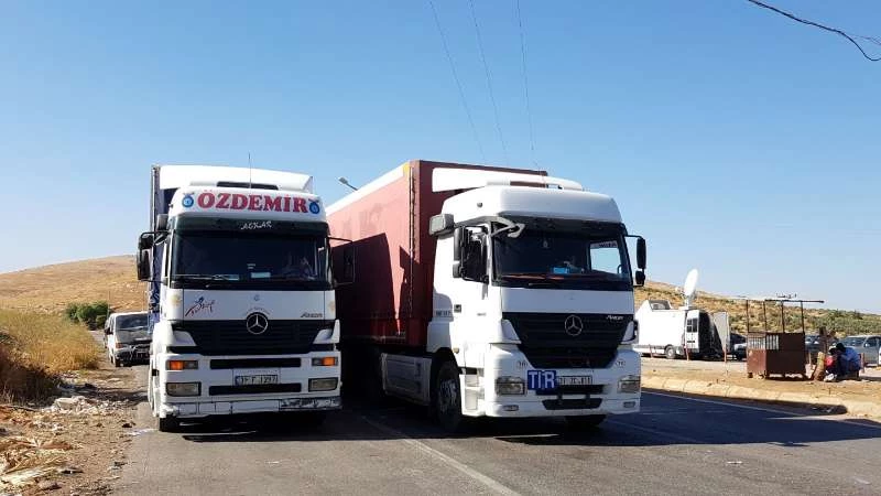 تركيا تفتح معبر "باب الهوى" أمام الشاحنات التجارية المتوجهة لسوريا