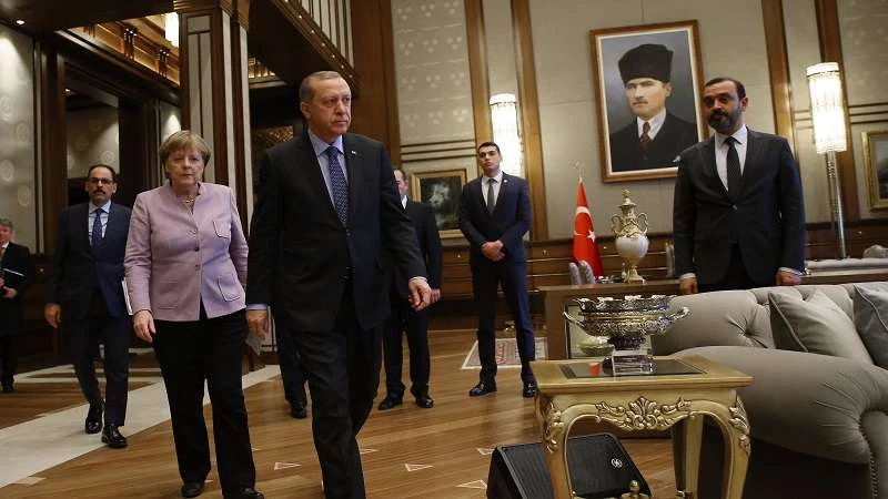 ميركل تقرّ بفشلها لإقناع الأوروبيين بوقف مفاوضات انضمام تركيا 