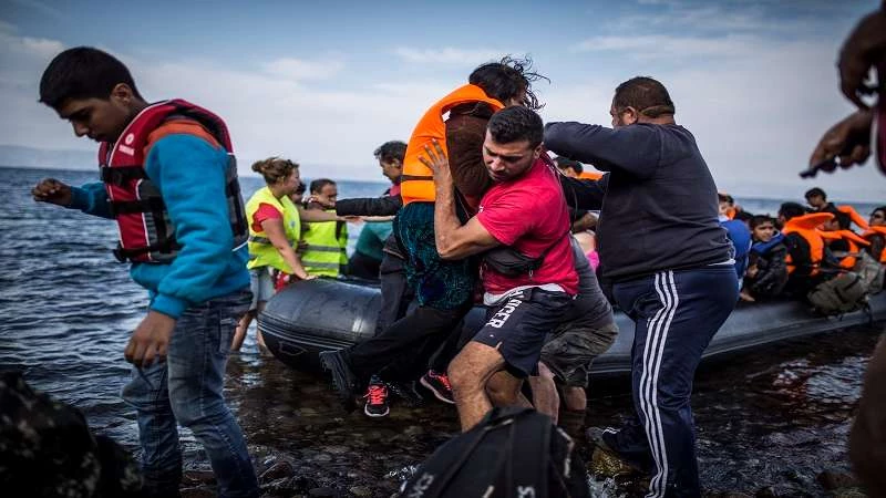 اليونان تنقل مئات اللاجئين من الجزر إلى أثينا