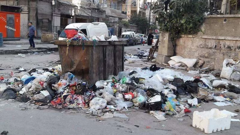 "القمامة" تغزو شوارع حلب.. وموالون: لبنان مو أحسن منا!