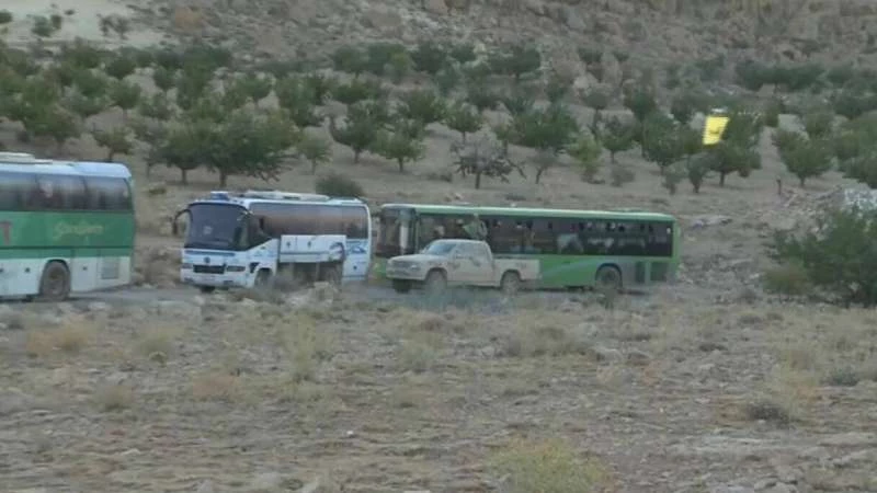في الطريق إلى إدلب .. قافلة المهجرين تخرج من عرسال وتدخل الأراضي السورية
