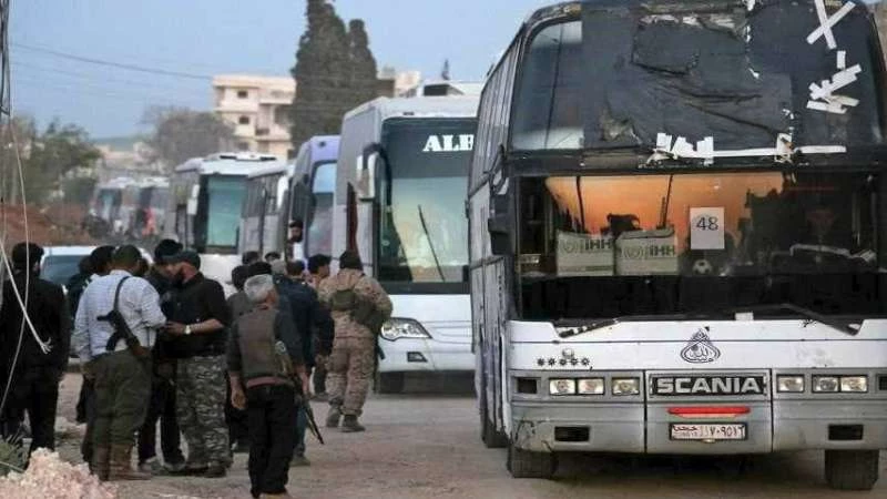 قافلة المهجرين تصل إلى ريف حماة.. وتحضيرات لتسليم أسرى حزب الله