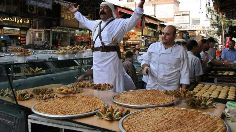 نشرة مفصلة لأسعار الألبسة والحلويات في أسواق دمشق بوقفة عيد الفطر 