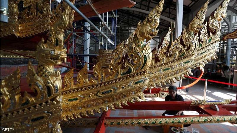عربة مذهّبة لنقل ملك تايلاند "إلى الجنة"   