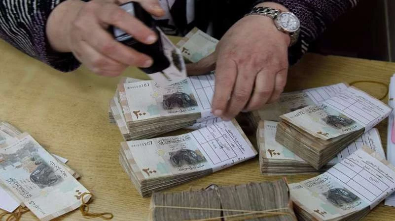 الليرة السورية تتراجع أمام باقي العملات في أسواق سوريا