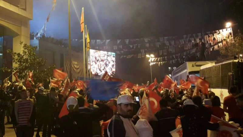 تركيا إلى النظام الرئاسي.. الاحتفالات تعم شوارع اسطنبول (صور)