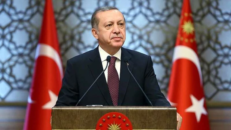 أردوغان يهنئ زعماء العدالة والتنمية والحركة القومية بالفوز في الاستفتاء