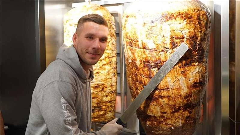 لاعب ألماني شهير يفتتح مطعماً للشاورما