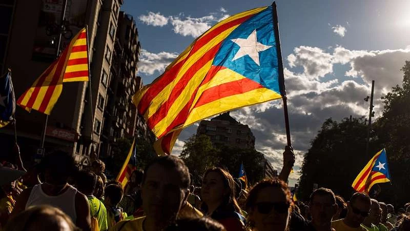برلمان كتالونيا يعلن الاستقلال عن إسبانيا.. ومدريد تفرض الحكم المباشر