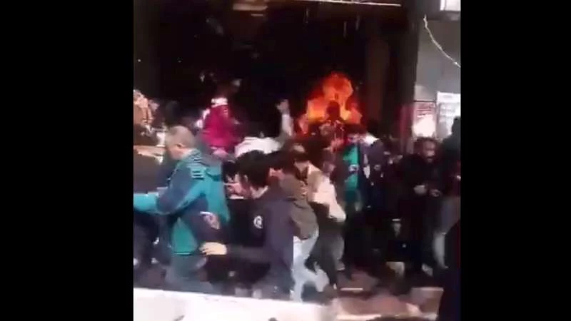 بائع إيراني يحرق نفسه لهذا السبب (فيديو)