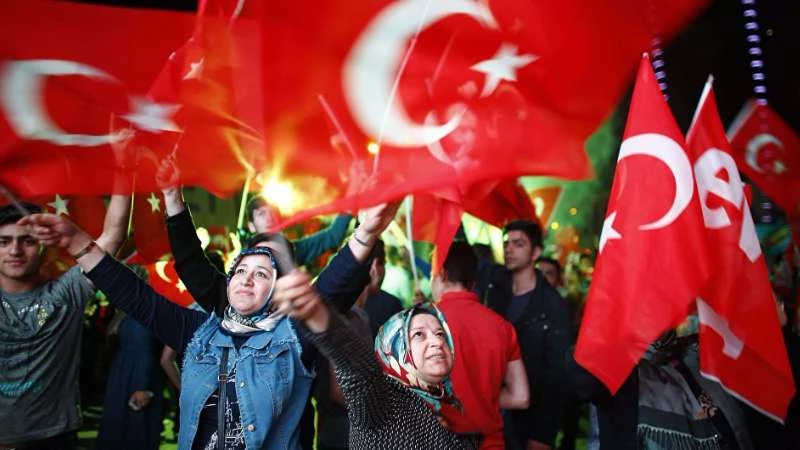  المعارضة التركية تطعن بنتائج الاستفتاء.. ماقصة البطاقات غير المختومة؟