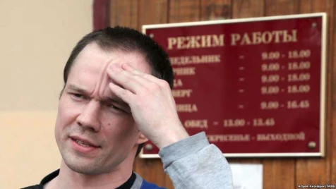 ناشط روسي معارض يقاضي السلطات لنشر فيديو ضربه 