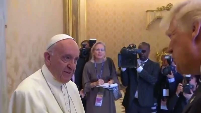 ترامب يبتسم في الفاتيكان.. والبابا "عابس"