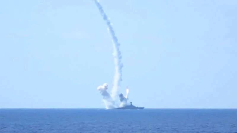 روسيا تستهدف مواقع لداعش بصواريخ "كاليبر".. وناشطون: القصف يقتل المدنيين