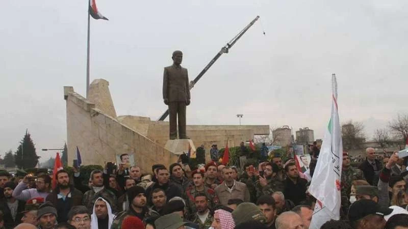 تمثال حافظ الأسد ينتصب مجدداً في مدينة حماة