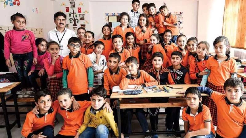 "حرييت": الطلاب السوريون في تركيا.. لغتان على مقعد دراسي واحد