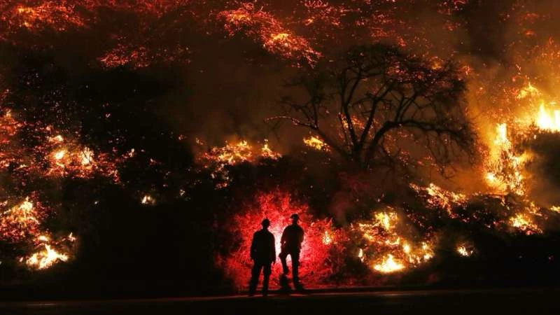 اشتداد حرائق الغابات جنوب كاليفورنيا وتأهب لإجلاء السكان