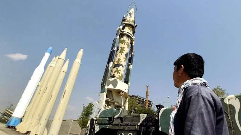 إيران تستعرض صاروخ "قادر" بمدى 2000 كم أمام السفارة الأمريكية بطهران