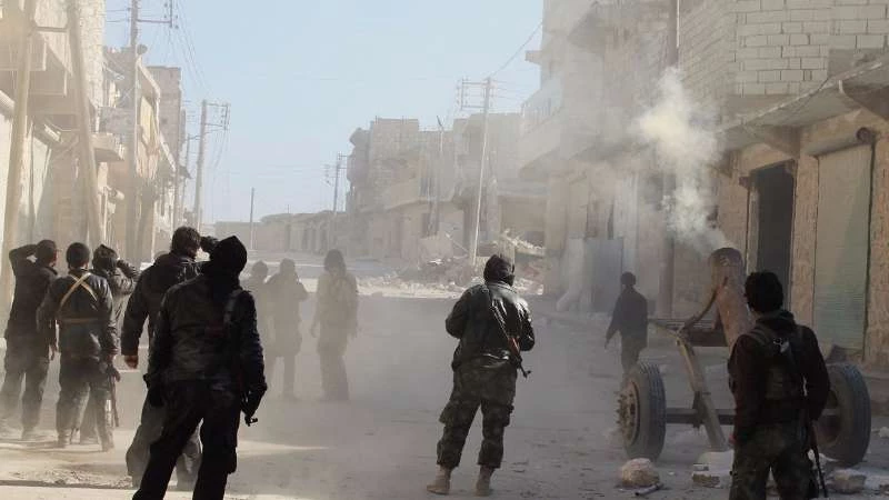 هجمات مباغتة.. تنظيم الدولة يستعيد مناطق بريفي دير الزور وحمص ويقتل العشرات
