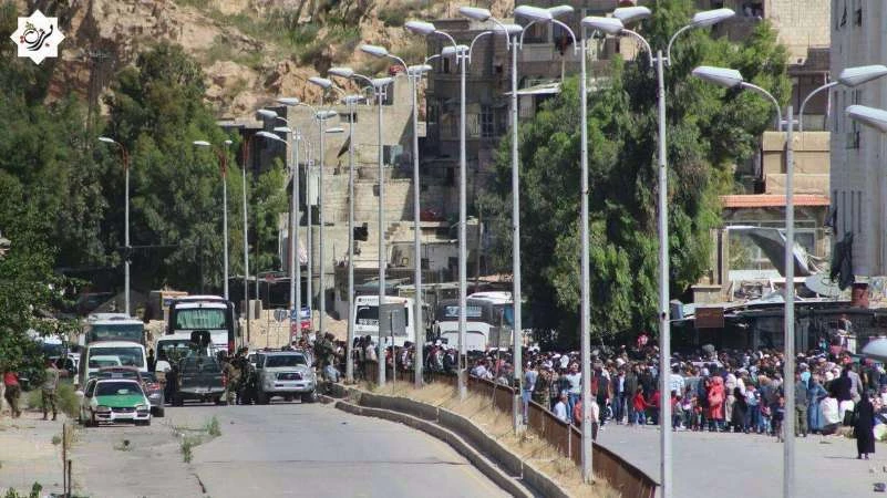 النظام يجبر دفعة جديدة من أهالي برزة على النزوح باتجاه إدلب