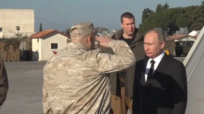 بوتين في حميميم.. ماذا طلب من قواته العسكرية في سوريا؟ (فيديو) 