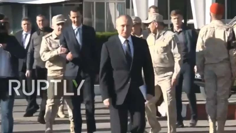 بالفيديو.. ضابط روسي يمنع الأسد من اللحاق ببوتين!